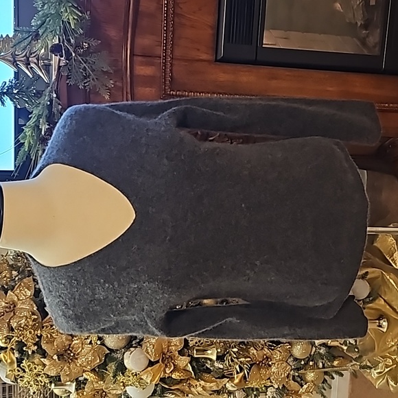 Pursuits, Itd. Top - Picture 2 of 12